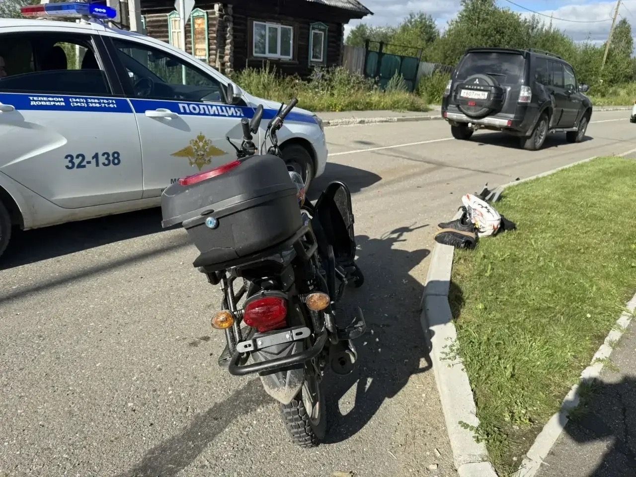 В Волчанске подросток на мопеде въехал в иномарку и травмировался