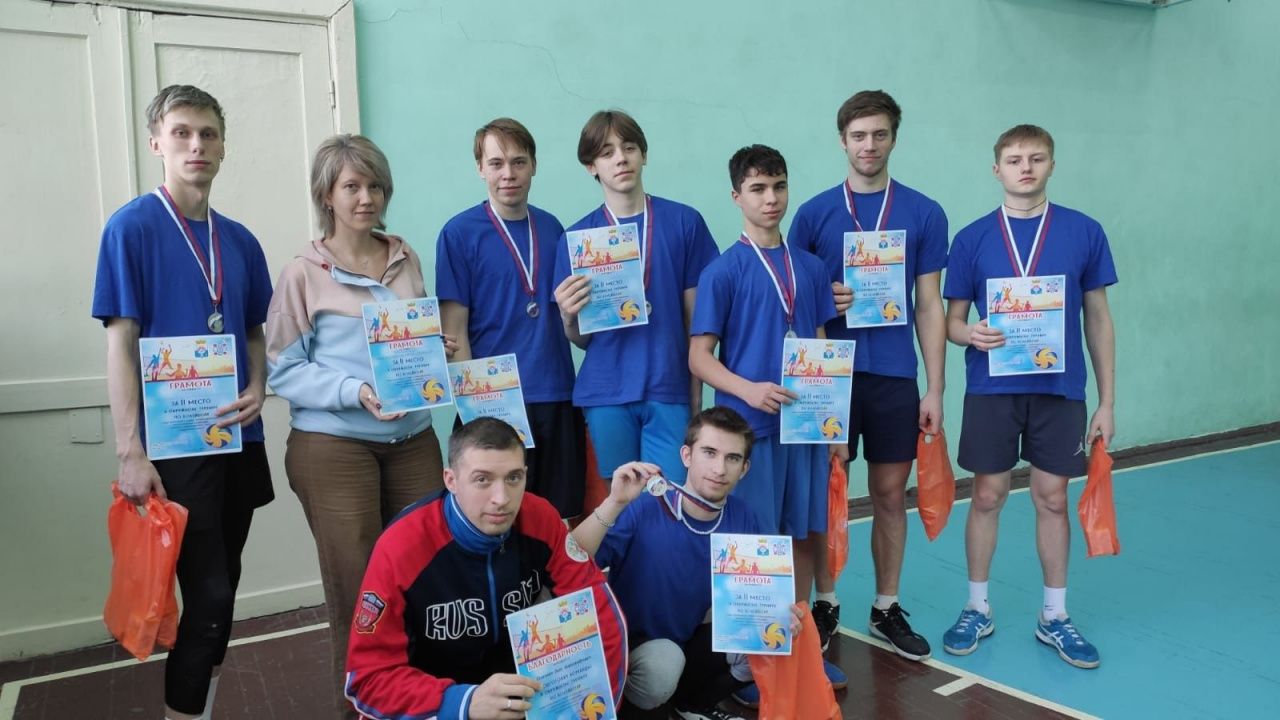 Карпинские студенты стали вторыми на окружном турнире по волейболу