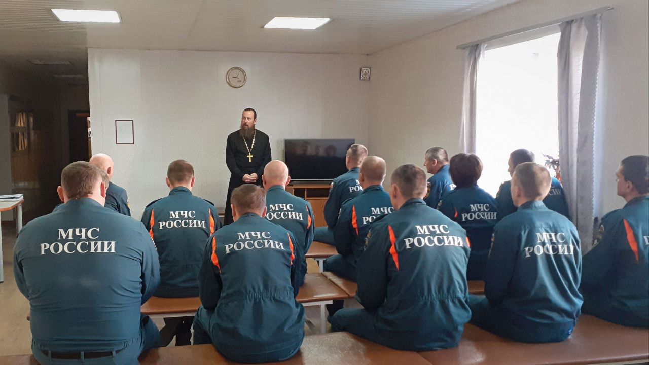 Настоятель Введенского собора посетил пожарную часть и пообщался со спасателями