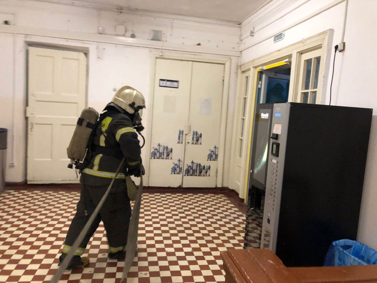 Карпинские пожарные тушили в КМТ условный пожар и эвакуировали людей