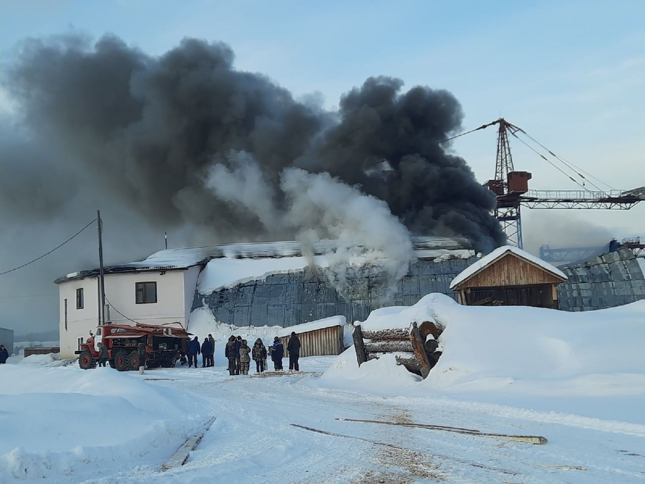 В поселке Сосновка произошел пожар: горел ангар на деревообрабатывающем предприятии