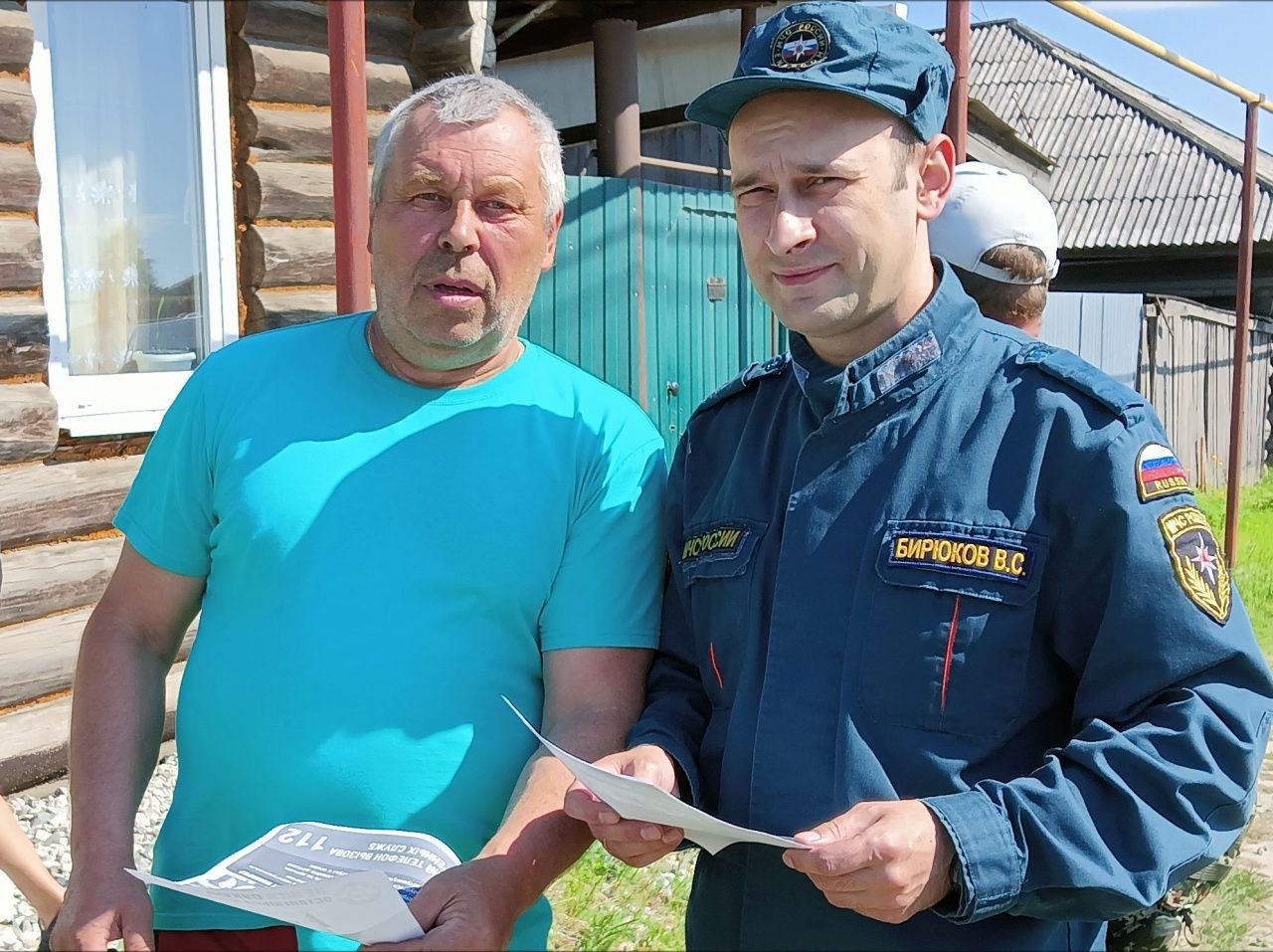 Спасатели прошлись по частному сектору и напомнили местным жителям о пожарной безопасности