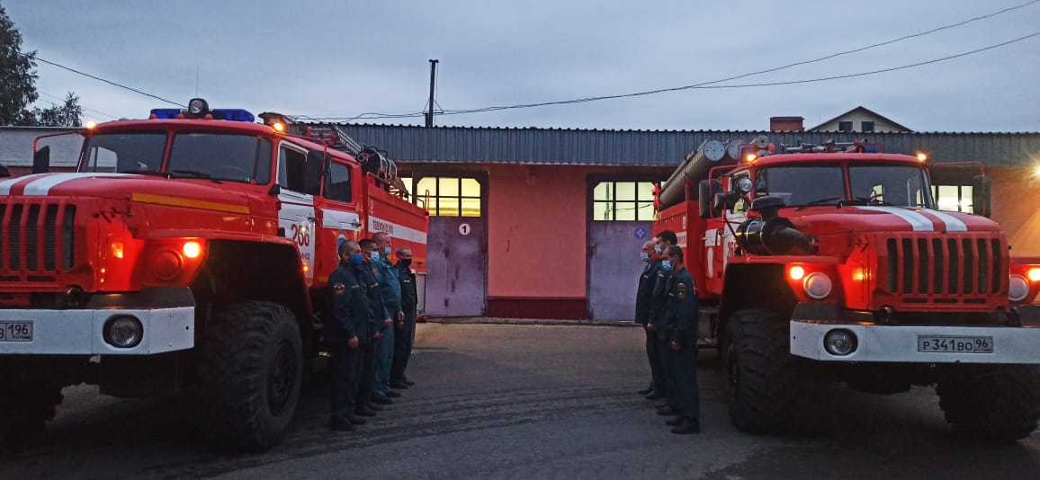 Сегодня карпинские пожарные почтили память павших в Великой Отечественной войне