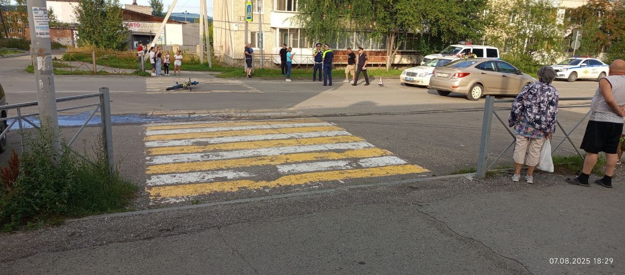 В Карпинске на пешеходном переходе сбили молодого велосипедиста