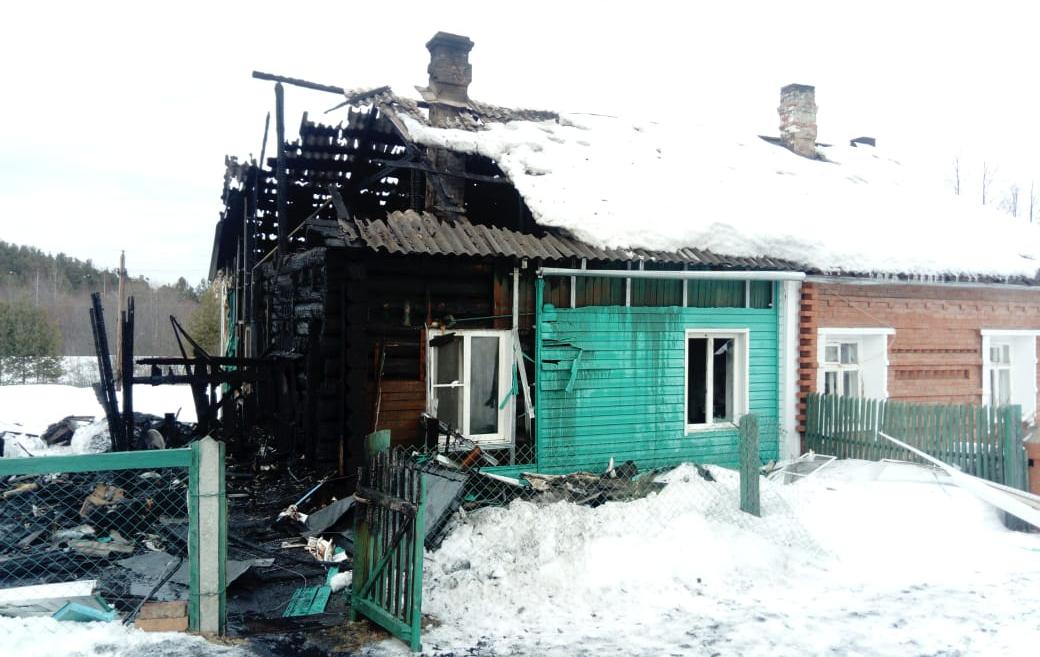 На Уральской сопке горел жилой двухквартирный дом. Пострадавших нет