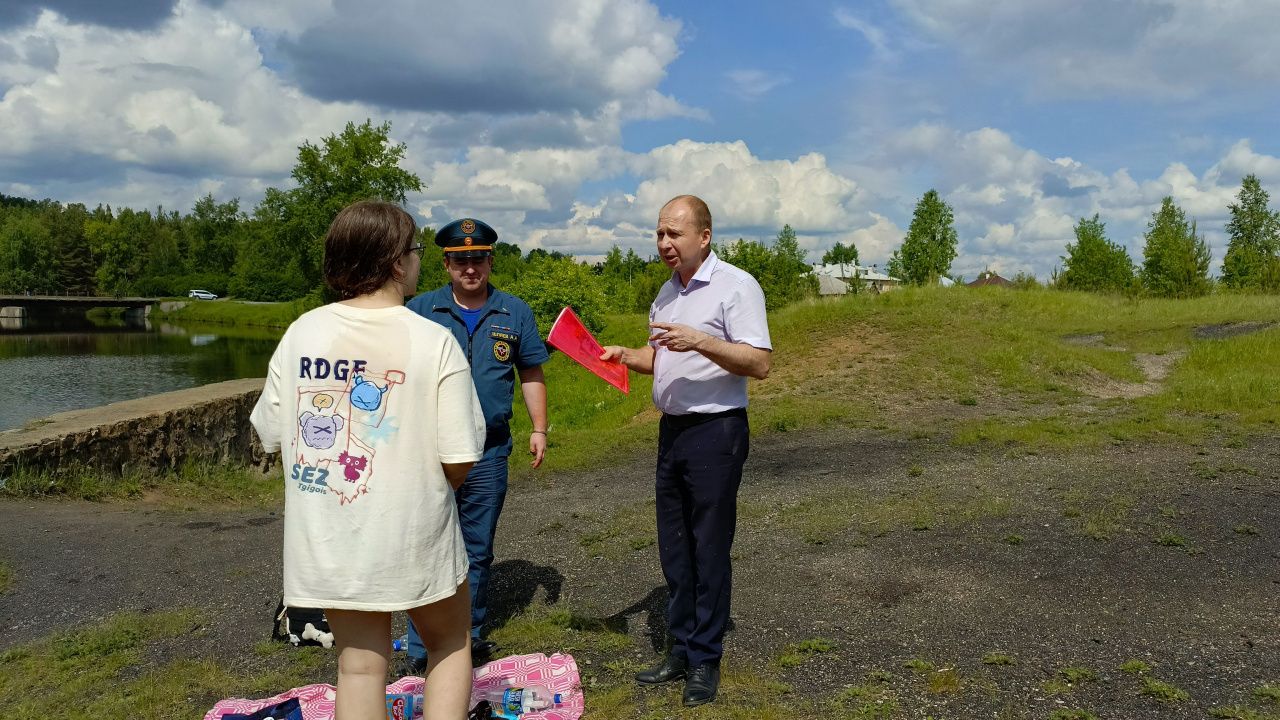 Пожарные провели рейд по водоемам и напомнили, что в Карпинске нет мест, разрешенных для купания