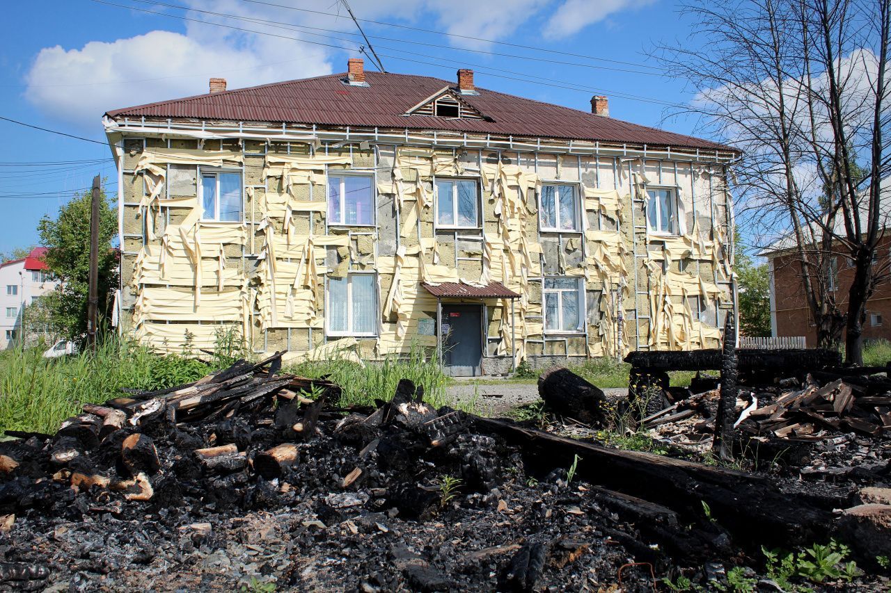 В мэрии рассказали, почему до сих пор не отремонтирован пострадавший от  пожара фасад дома по Ленина