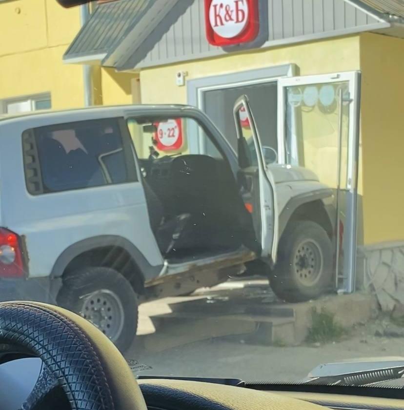 Пьянству бой! В Карпинске автомобиль без водителя взял на таран алкомаркет
