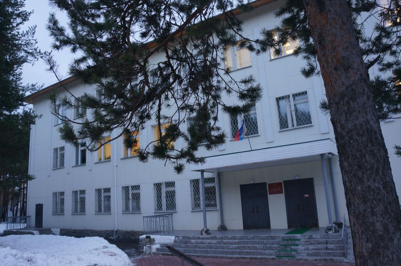 39-летний карпинец из ревности избил своего гостя доской и теперь снова отправится в тюрьму