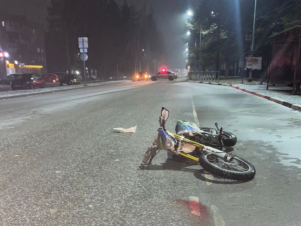 В Карпинске 18-летний питбайкер сбил женщину и, испугавшись последствий, скрылся с места ДТП