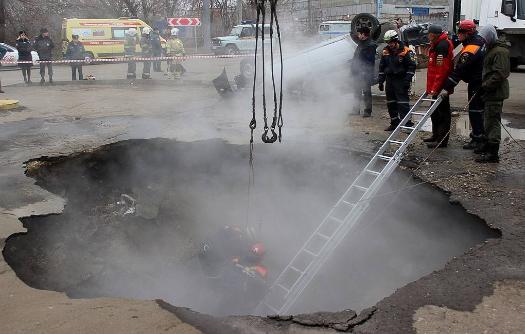 Автомобиль провалился в яму с кипятком в Пензе. Погибли два человека