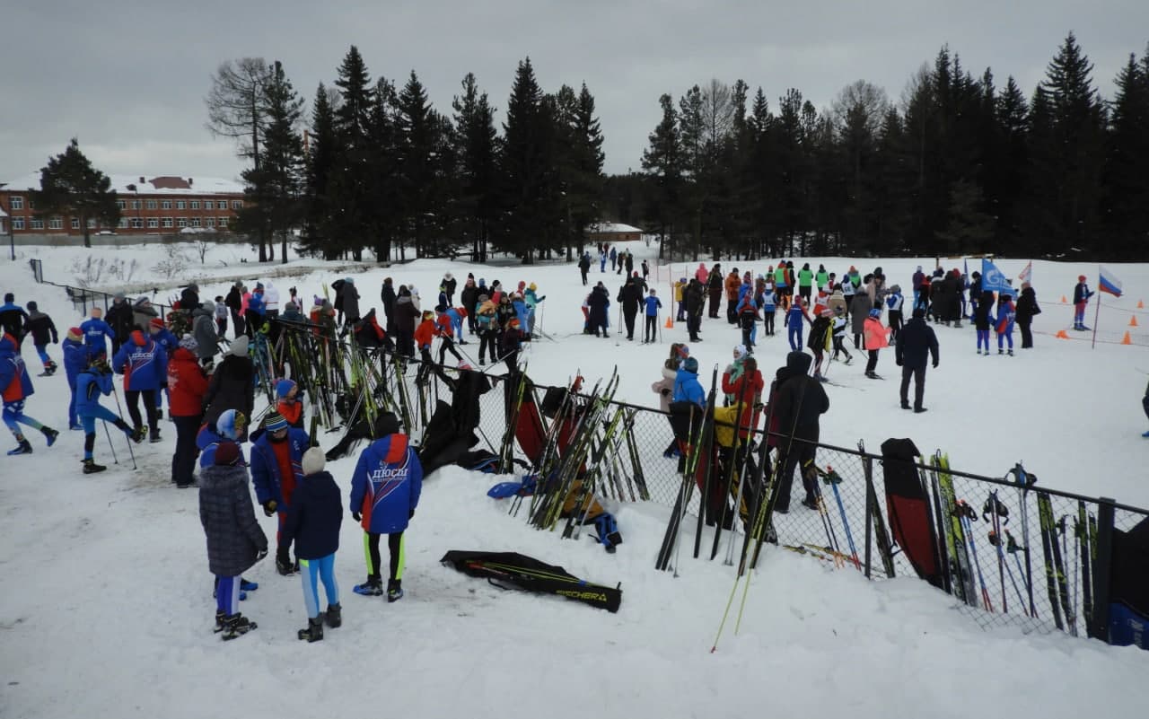 На стадионе ДЮСШ прошли лыжные гонки, посвященные памяти погибших сотрудников МЧС