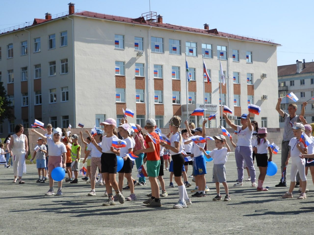 Триколор в руке и на руках. На городской площади дошколята отпраздновали День российского флага