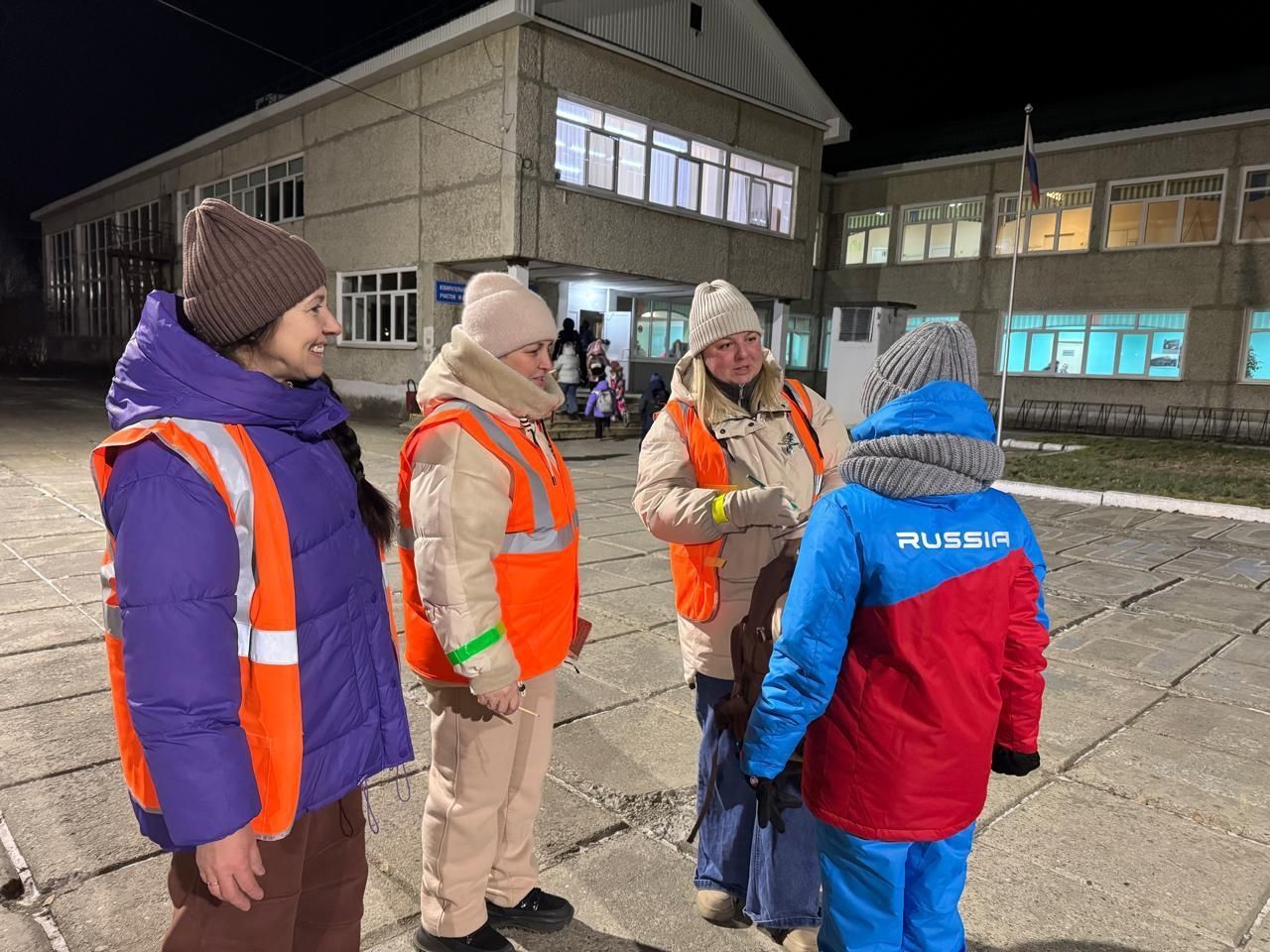 Световозвращающие наклейки получили школьники от «Родительского патруля»