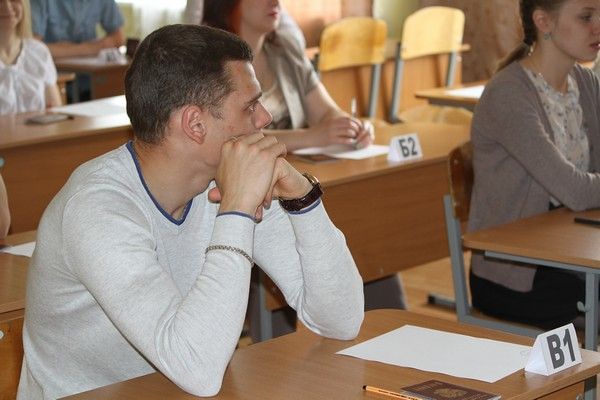 Жительница Карпинска обвиняет педагогов школы №1 в поборах на выпускной. В школе это отрицают