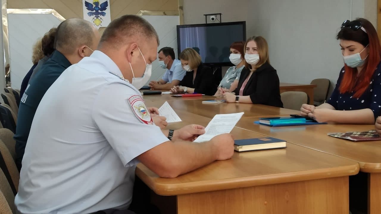 Глава Карпинска попросил начальника полиции начать штрафовать горожан без масок