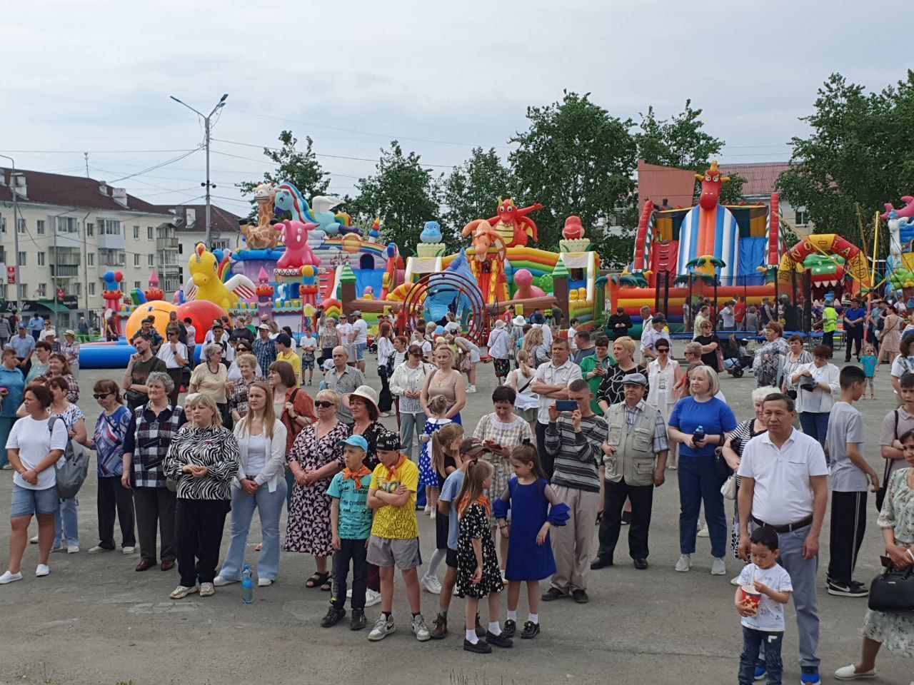 Вчера на площади карпинцы отметили День России