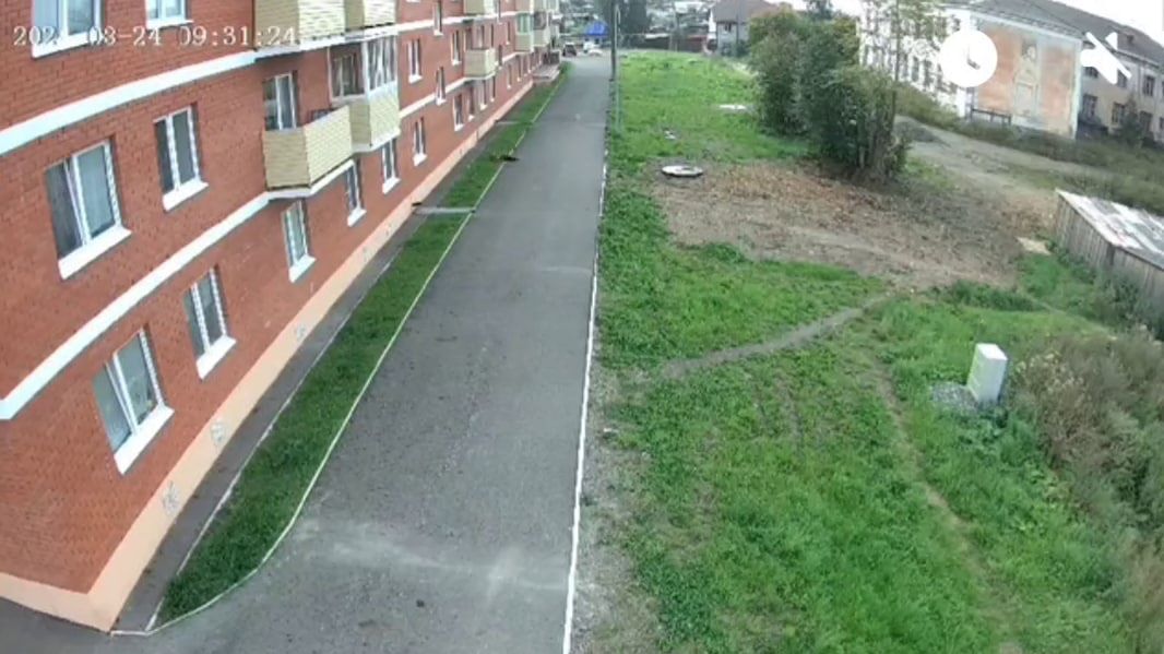 В Карпинске женщина упала с пятого этажа и разбилась насмерть