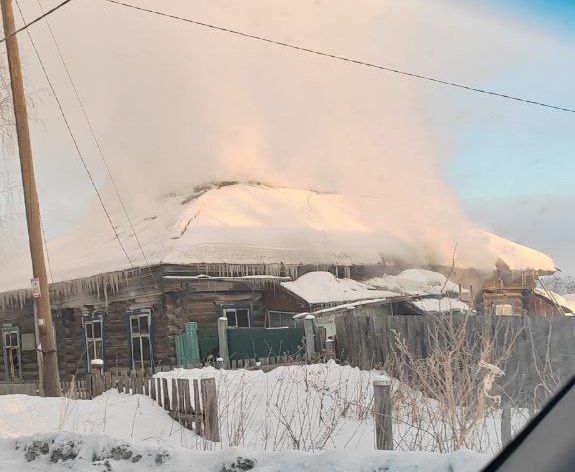 На улице Республики загорелся дом