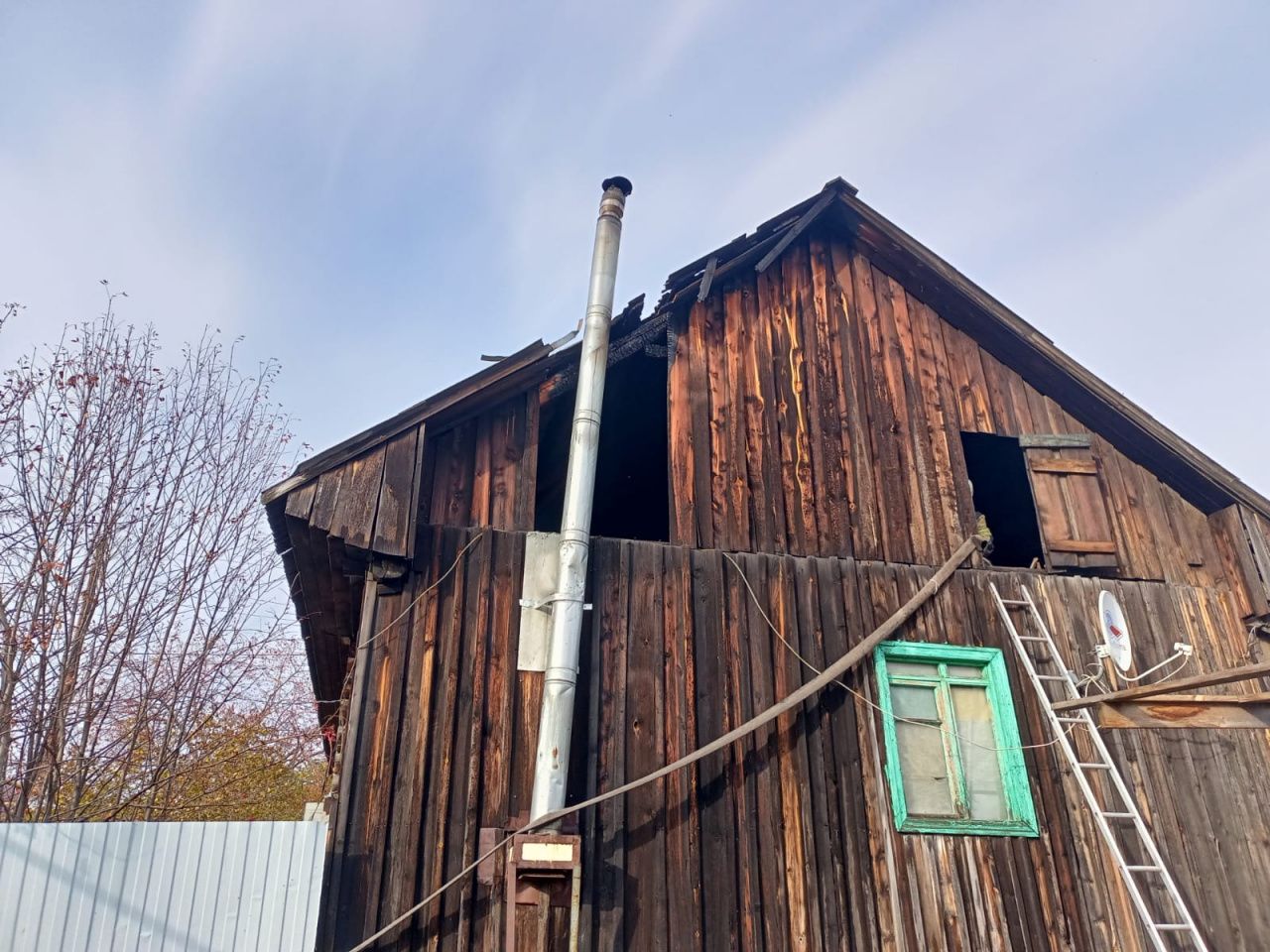 В Карпинске чуть не сгорел деревянный дом. Пожарные не дали огню разгореться
