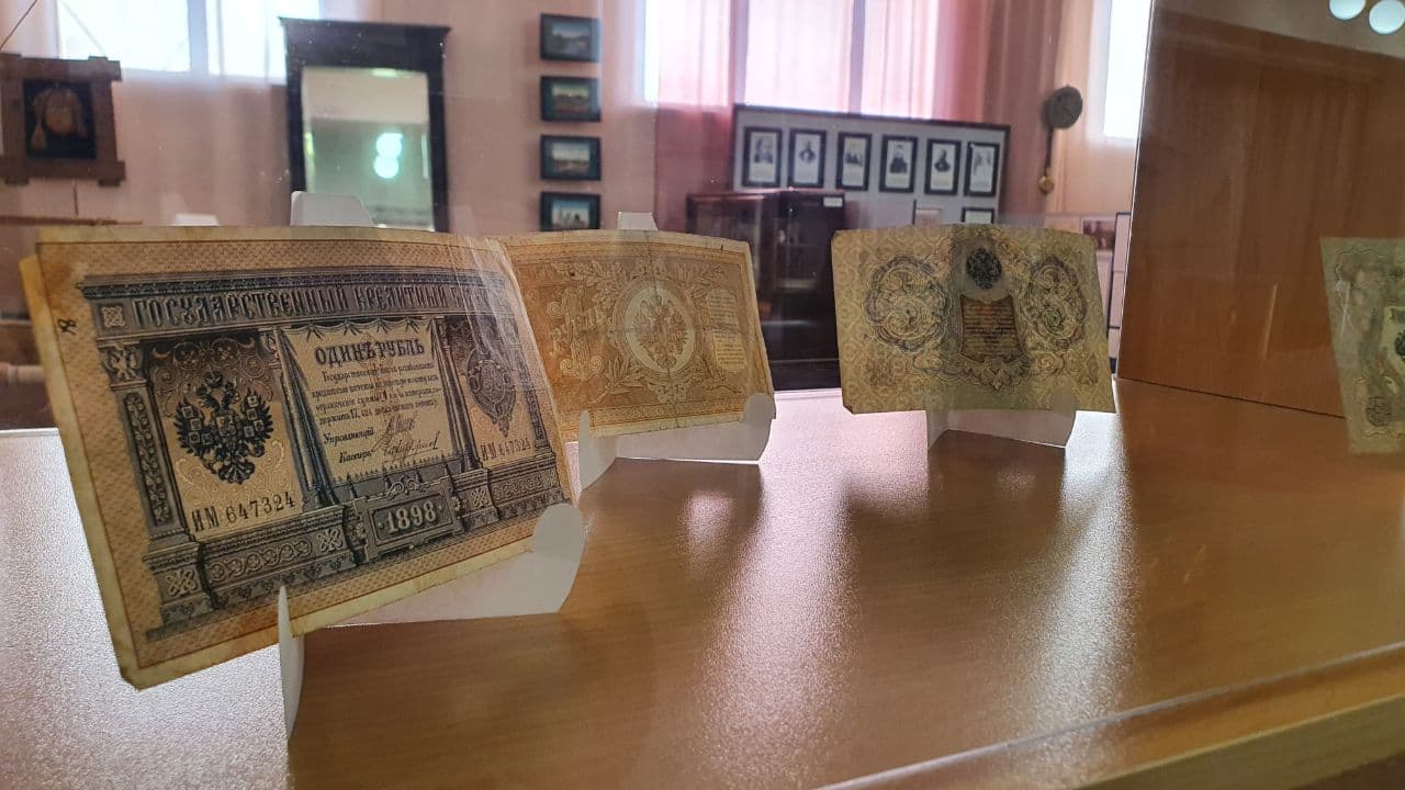 В карпинском музее работает выставка дореволюционных монет и купюр