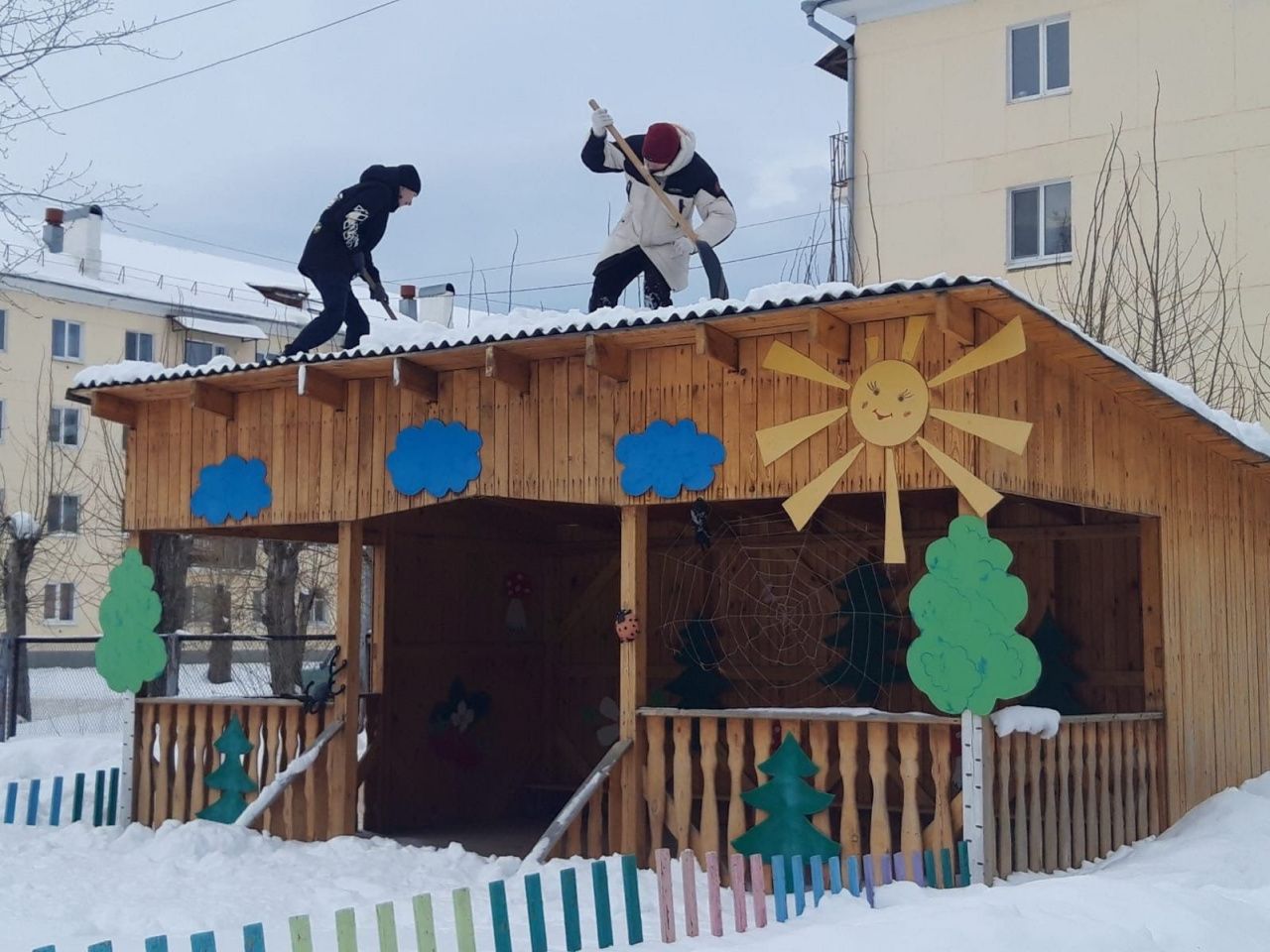 Студенты КМТ помогли детскому саду с расчисткой снега