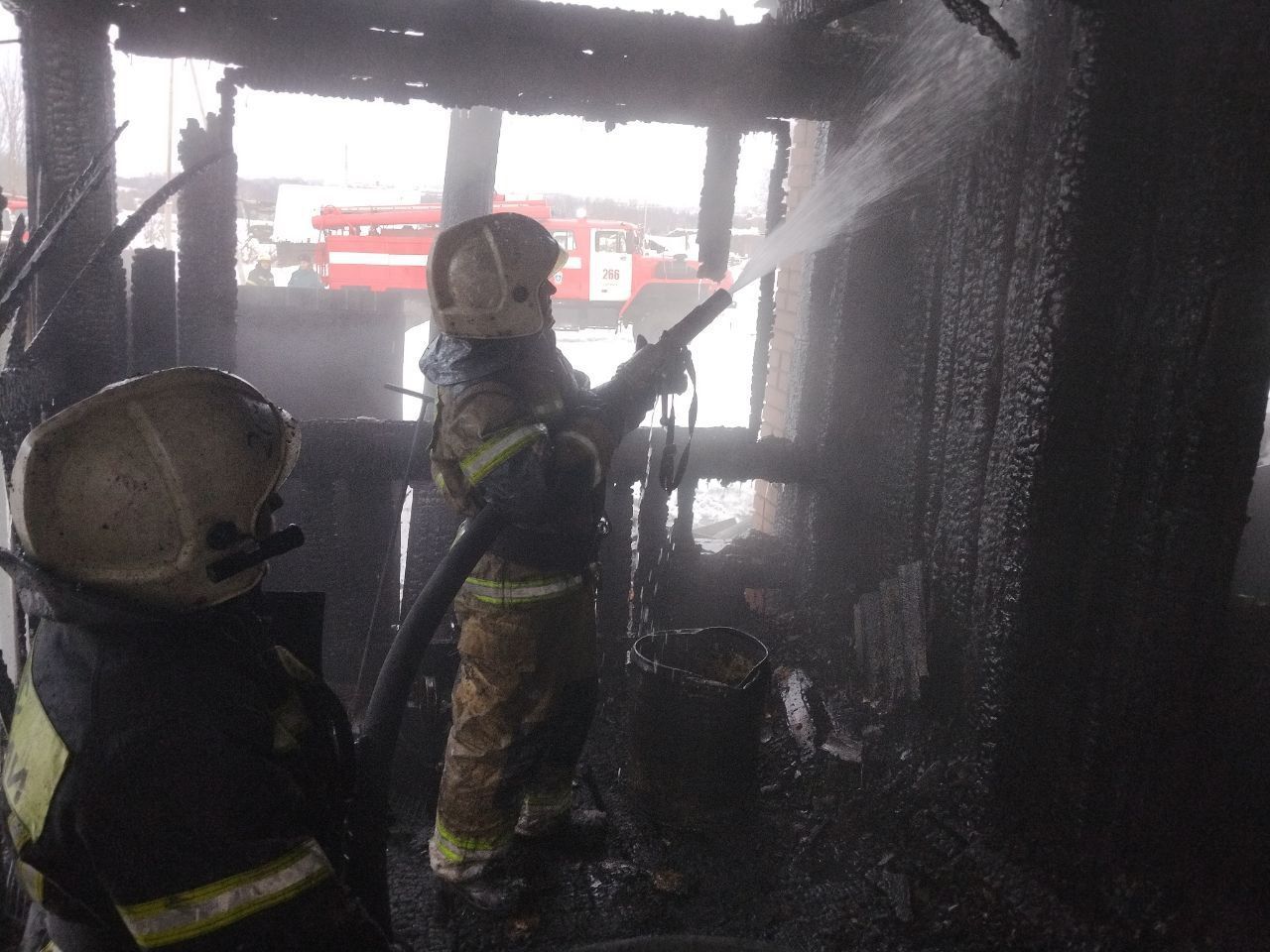 В заречной части Карпинска сгорел частный дом. Погорельцам нужна помощь