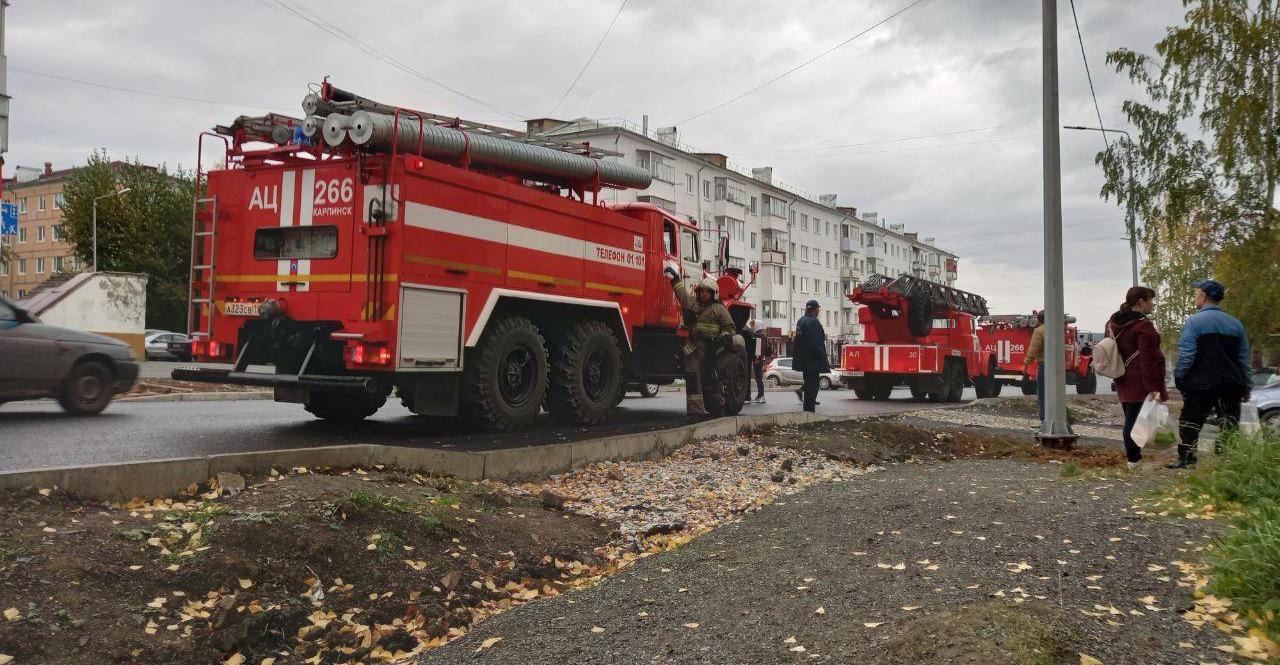К пятиэтажному дому на улице Пролетарская съехались пожарные. Там пригорела пища