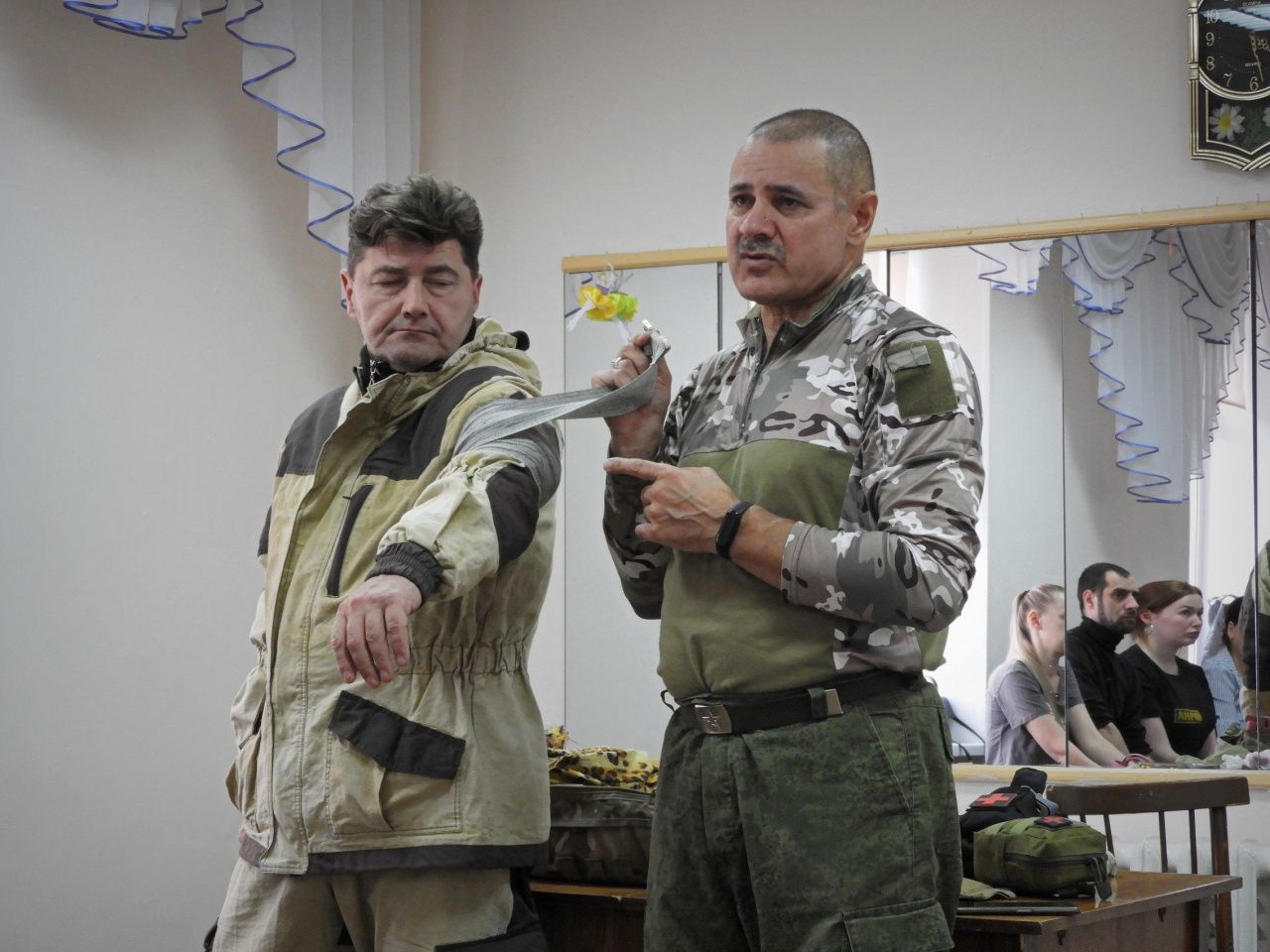 В Карпинске прошли первые занятия по тактической медицине для взрослых. Скоро зачет