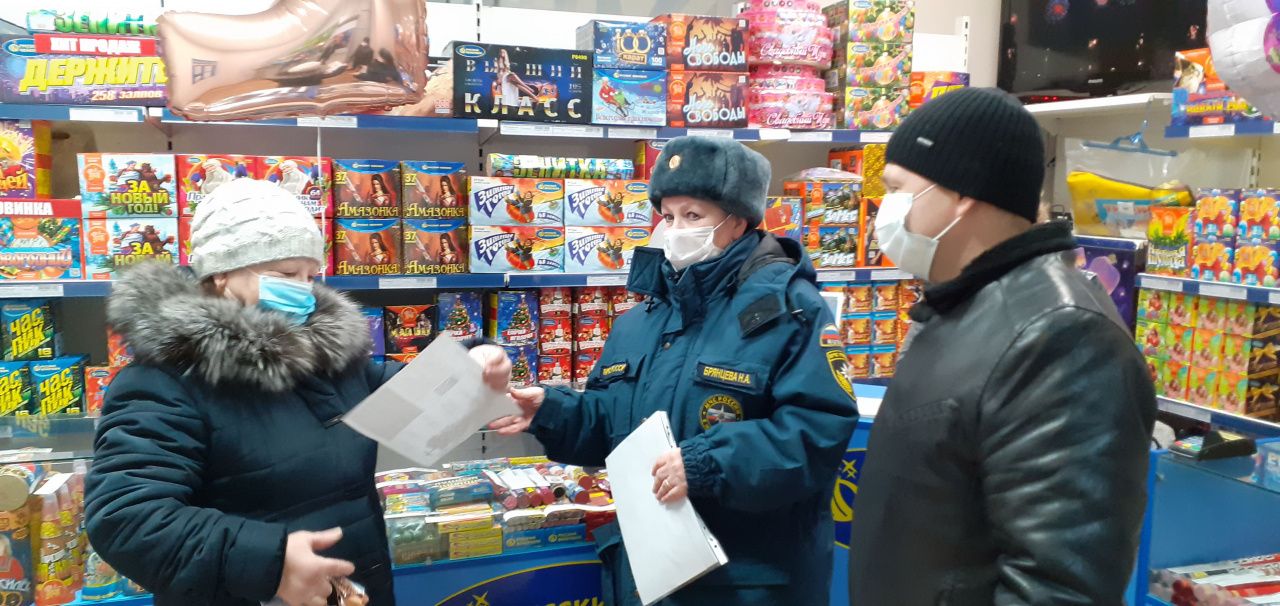 В карпинском магазине пиротехники провели профилактический рейд