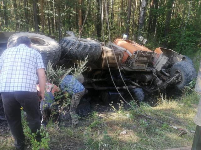 На трассе между Карпинском и Сосновкой перевернулся лесовоз