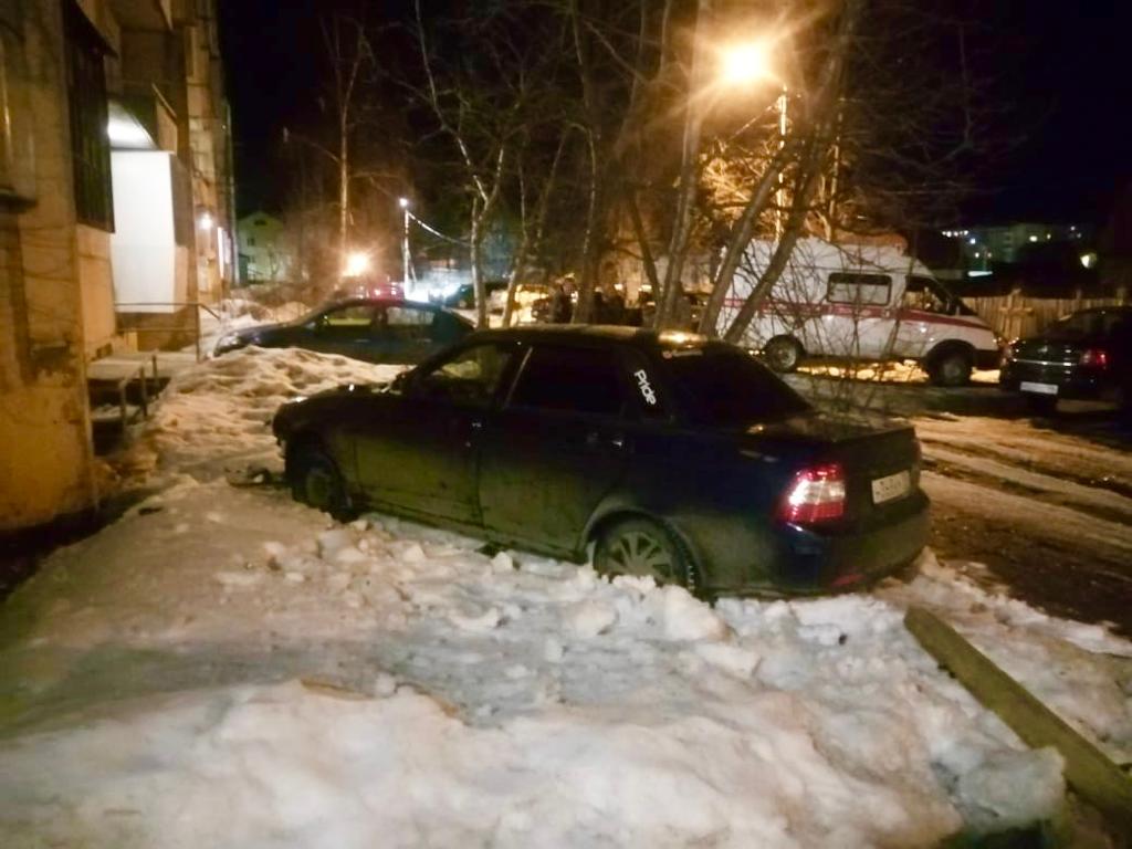 Во дворе дома по улице Ленина пьяный водитель сбил пешехода