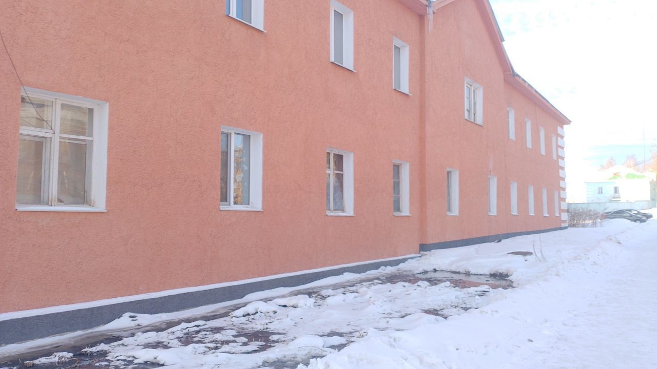 Возле дома №65 по Луначарского изливается канализация