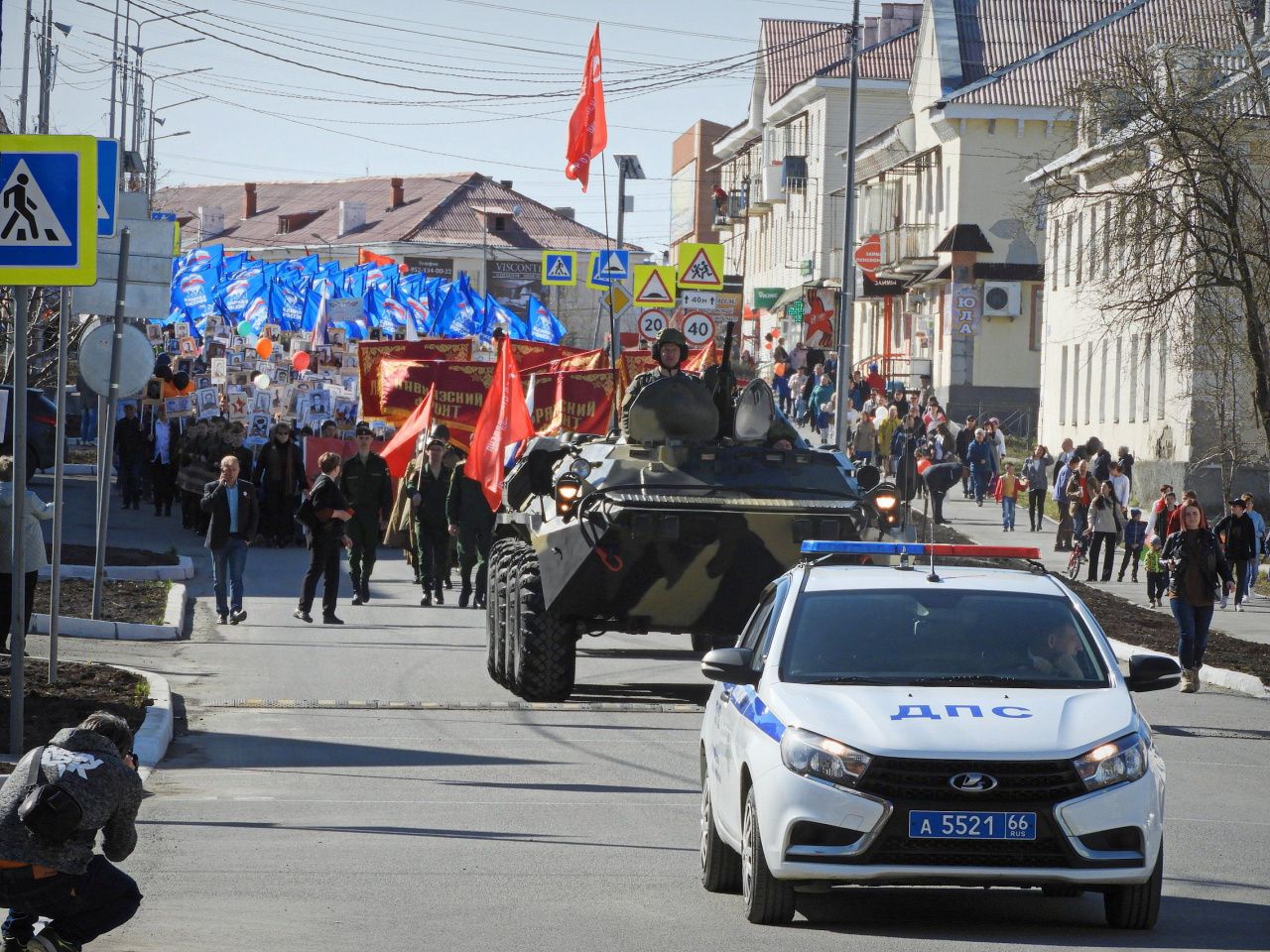 Массовое шествие и митинг на площади Славы: как в Карпинске прошла торжественная часть Дня Победы