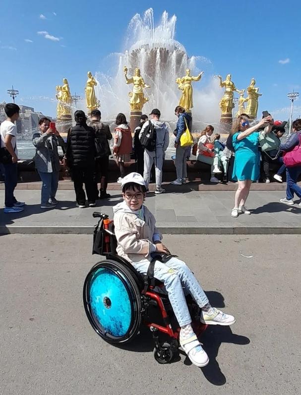 Юная Амели из Волчанска прошла курс реабилитации в Москве. Мама девочки рассказала о помощи благотворителей и экскурсии в Кремль