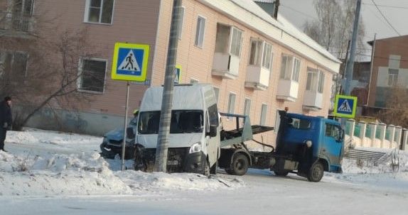 Вчера в Карпинске столкнулись два отечественных автомобиля