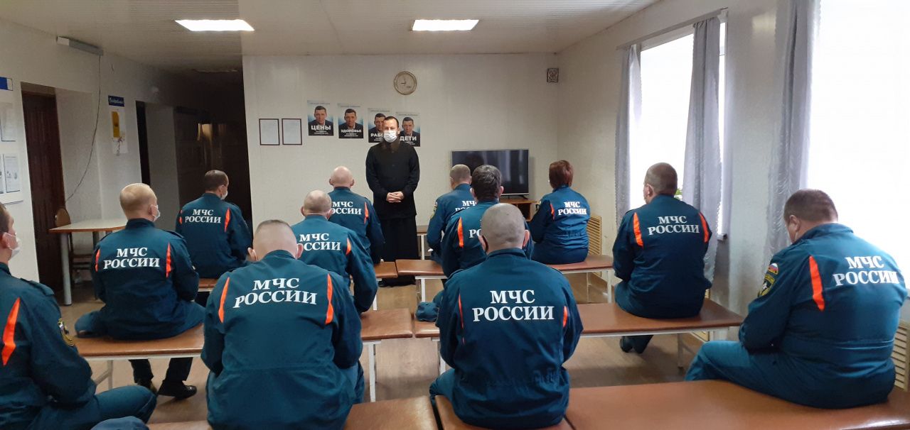 Карпинских пожарных навестил отец Виктор. Отмечали день Иконы Божьей Матери «Неопалимая Купина»