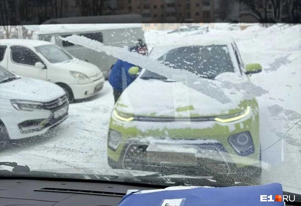 В Карпинске водитель Kia не пропустил во дворе «Скорую» и был привлечен к ответственности