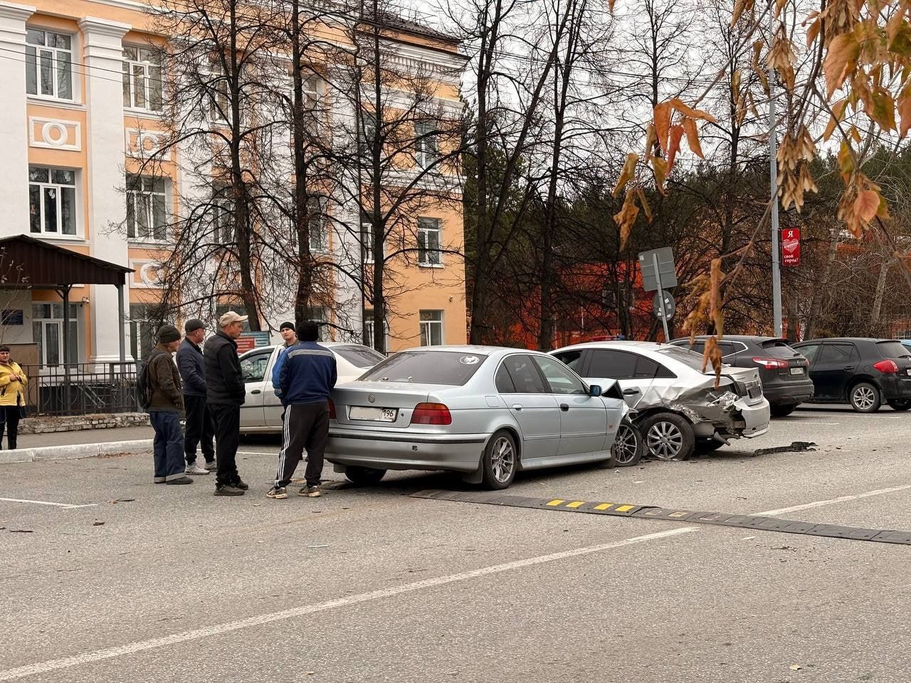 Сегодня возле КМТ столкнулись три иномарки