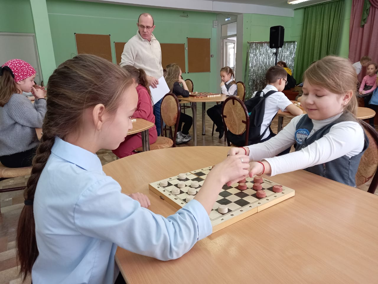 Ученики начальных классов школы №6 соревновались в шашках