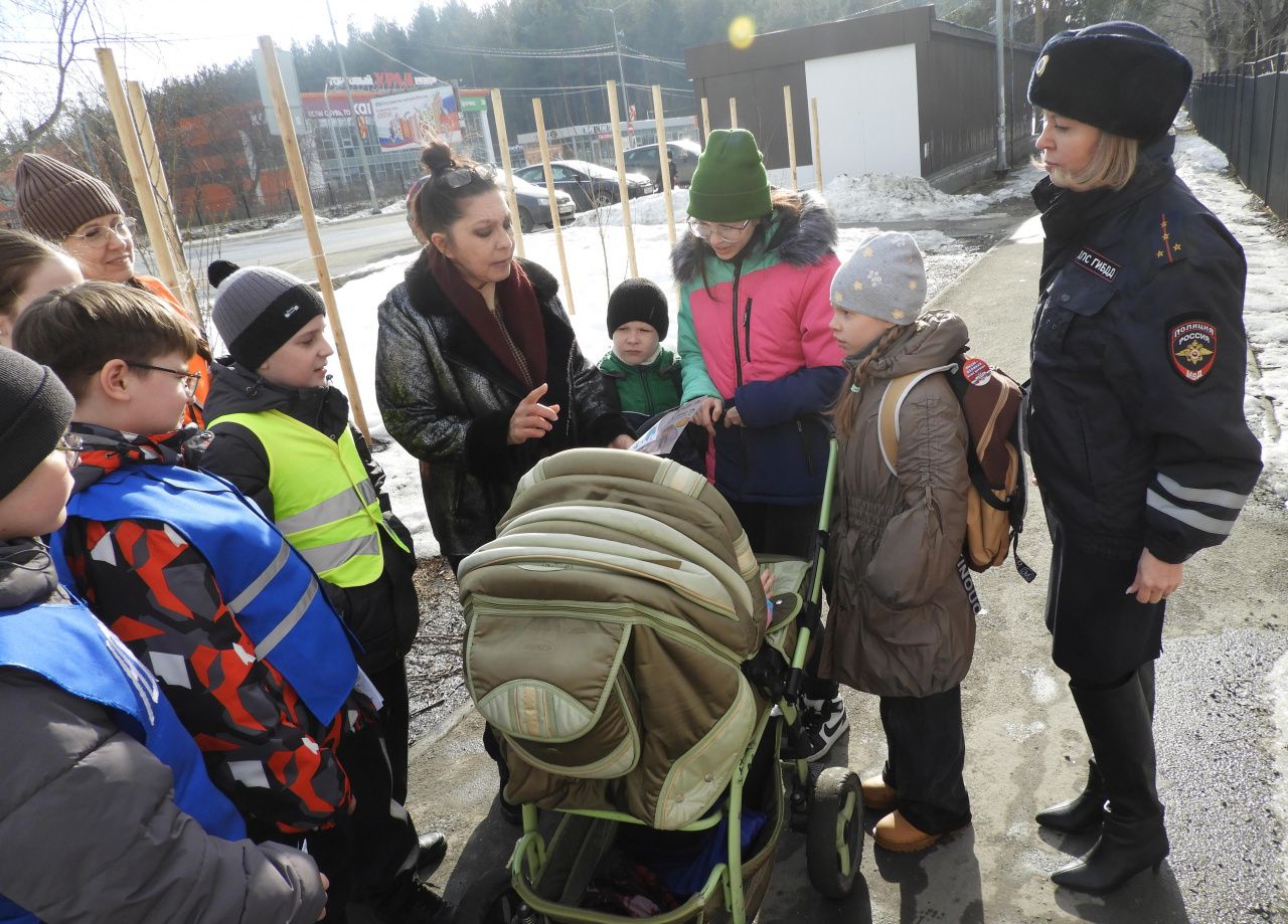 Сотрудники ГАИ, школьники и их родители напомнили водителям и пешеходам о безопасности на дороге