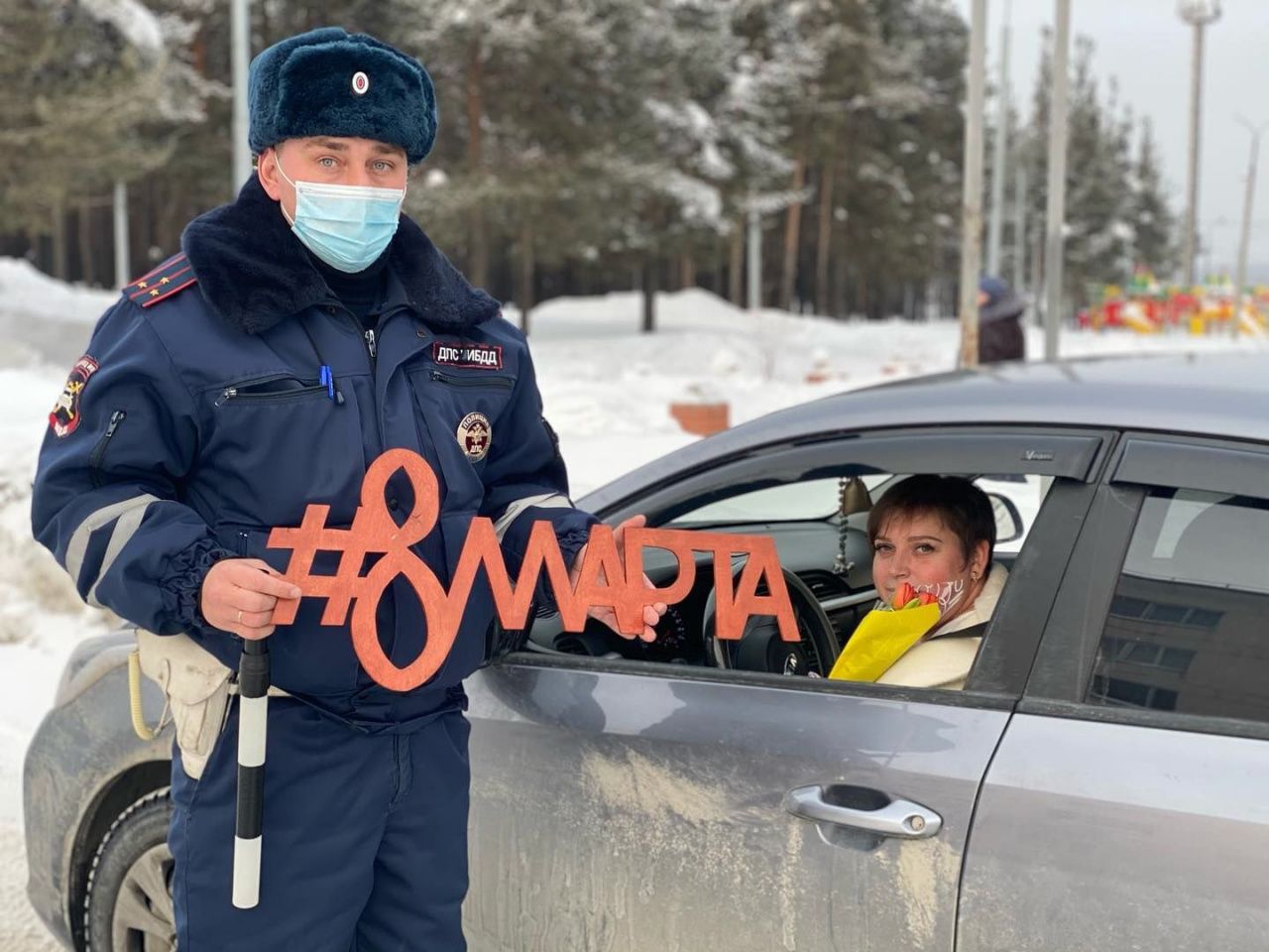 Цветы дарили даже пассажиркам. Сотрудники ГИБДД провели акцию к 8 Марта
