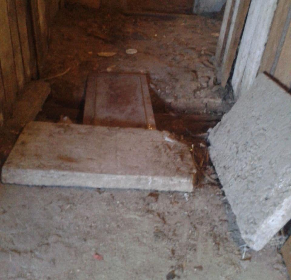 Пенсионерка просит коммунальщиков положить железобетонные плиты в подвале на прежнее место