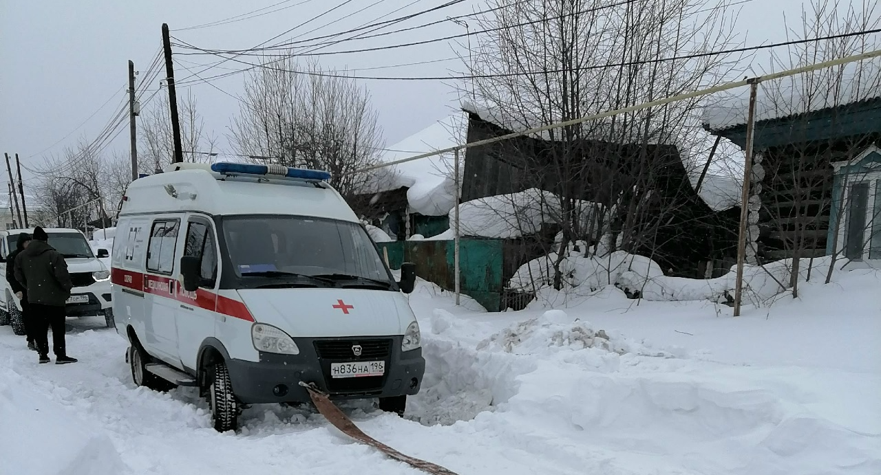 На Крупской, где всю зиму не чистили дорогу, застряла машина скорой помощи