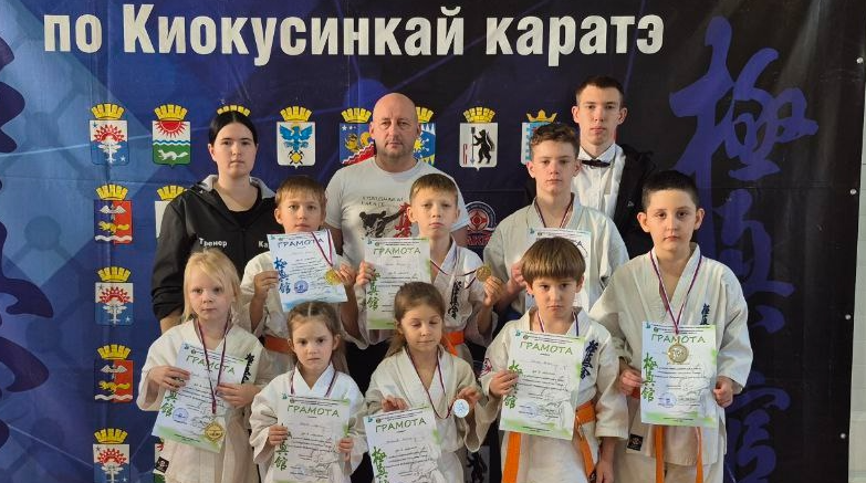 Карпинские каратисты привезли из Новой Ляли восемь призовых мест