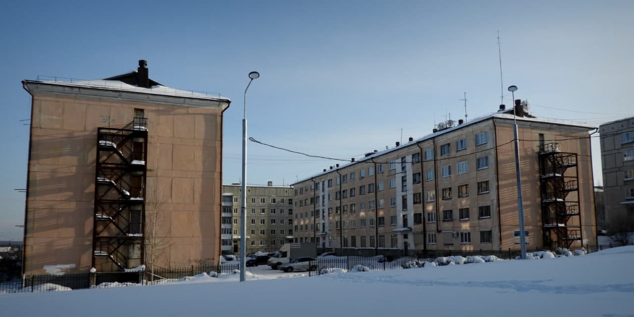 Карпинская мэрия выселила неплательщика из нормальной квартиры в общежитие