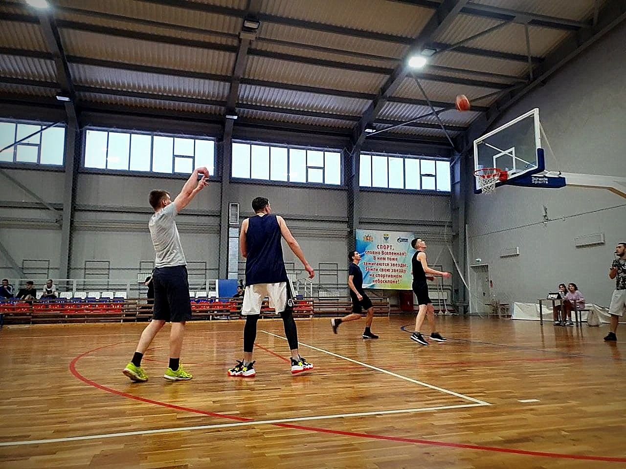 В Карпинске прошли последние в этом году соревнования по баскетболу