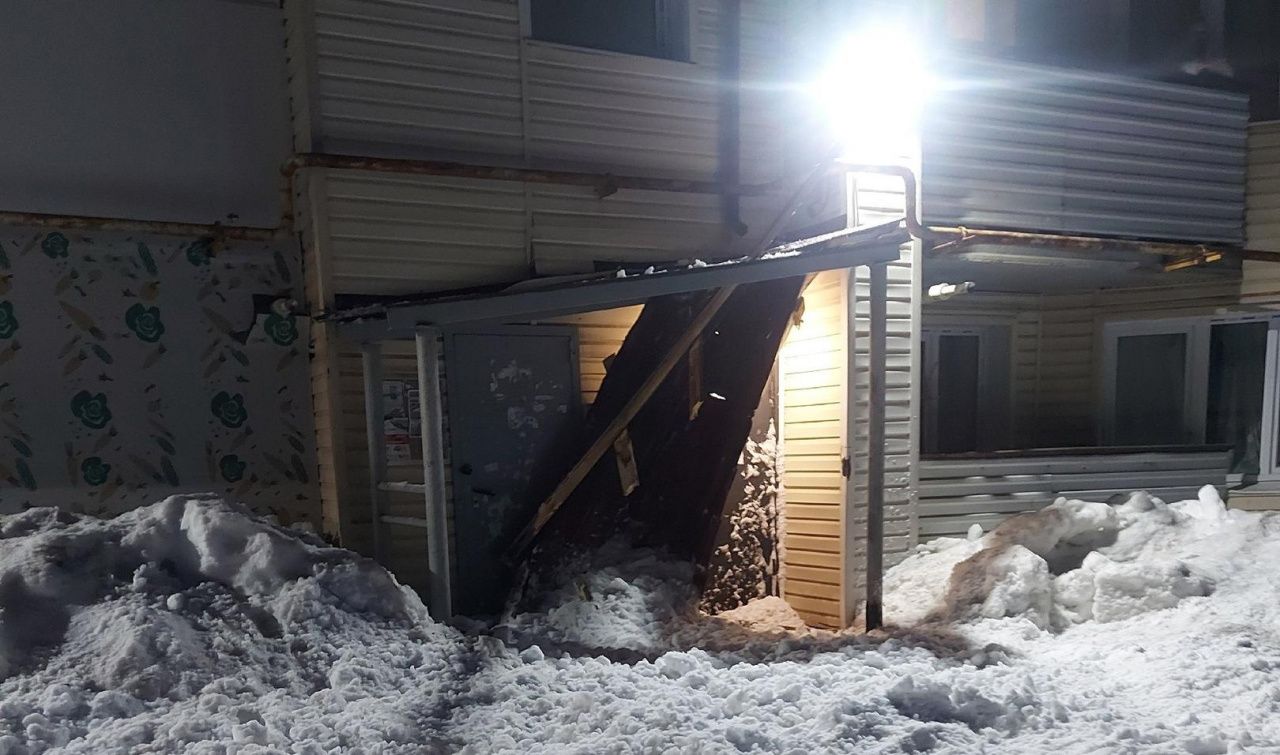В Карпинске упавший с крыши снег проломил козырек подъезда