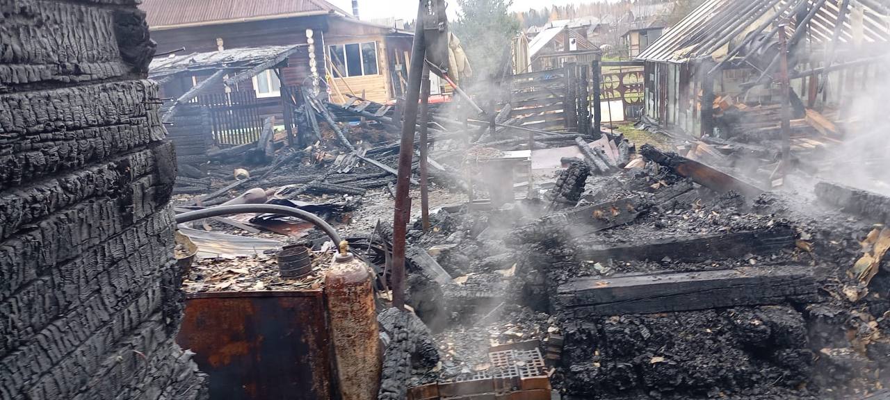 Карпинские пожарные помогали тушить пожар в Волчанске, где горели частный дом, баня и автомобиль