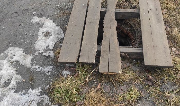 Работники МУП «Ресурс» занялись канализационными люками